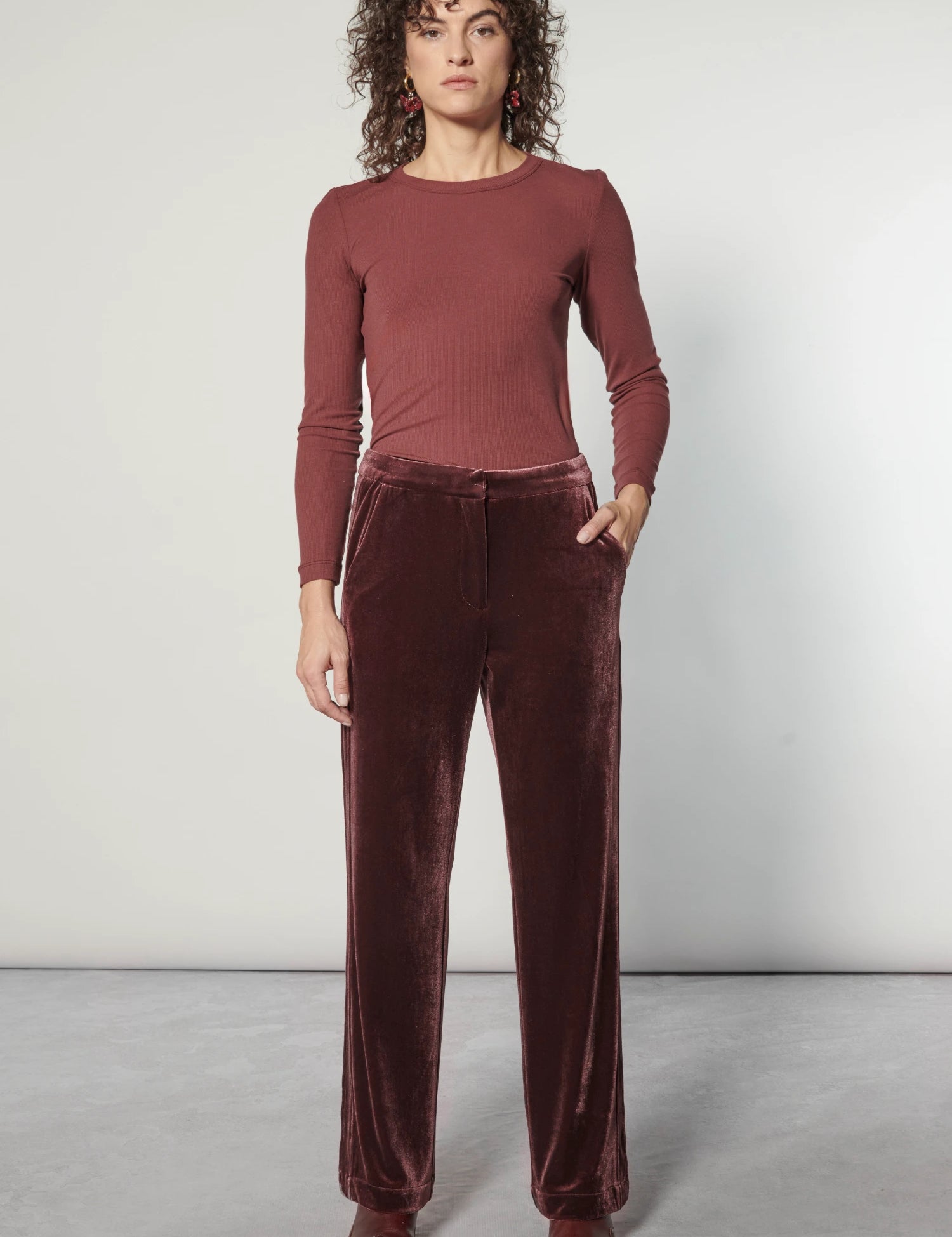 Pantalón Zulmi color burdeos de la marca O-2025-811, pantalones casuales con estilo moderno y cómodo.