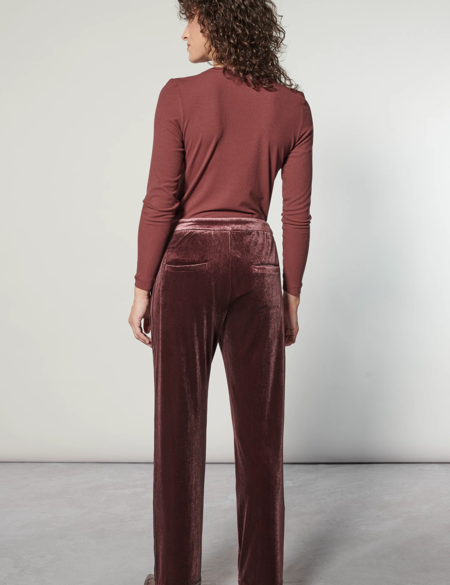 Pantalones Zulmi O-2025-811 en color burdeo, diseño moderno y cómodo, para un estilo casual y elegante.