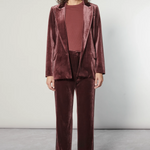 Chaqueta blazer zulmi en burdeos, estilo elegante y moderno, presentada por la marca O-2025-903.