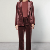 Chaqueta blazer zulmi en burdeos, estilo elegante y moderno, presentada por la marca O-2025-903.