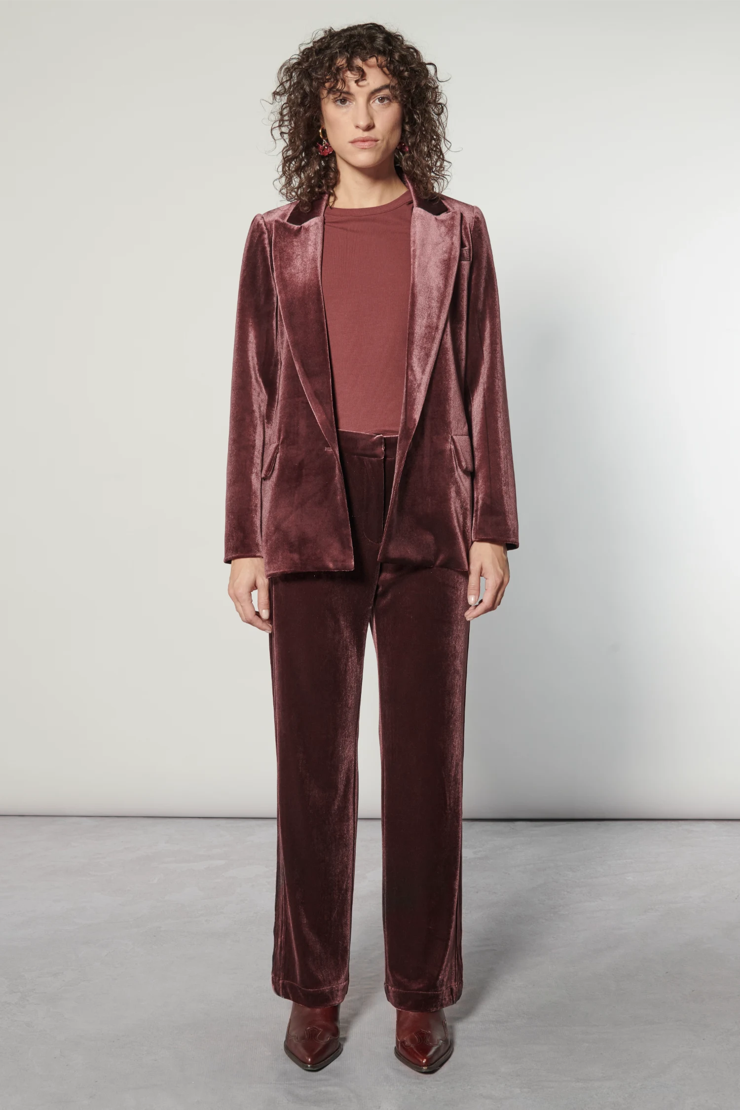 Chaqueta blazer zulmi en burdeos, estilo elegante y moderno, presentada por la marca O-2025-903.