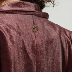 Chaqueta blazer Zulmi en color burdeos, de la marca O-2025-903, con diseño elegante y corte ajustado.