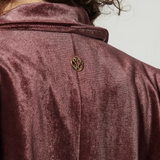 Chaqueta blazer Zulmi en color burdeos, de la marca O-2025-903, con diseño elegante y corte ajustado.