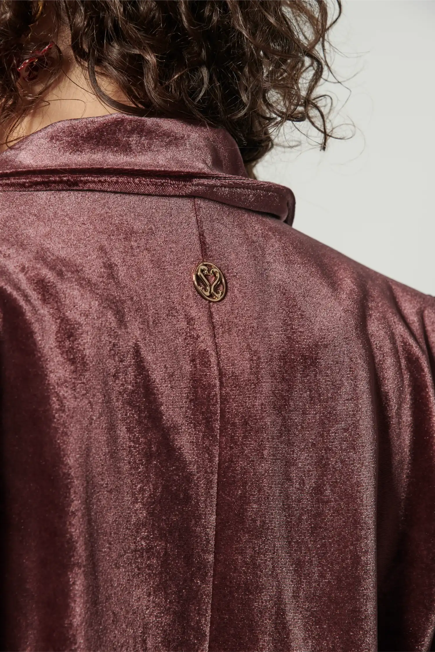 Chaqueta blazer Zulmi en color burdeos, de la marca O-2025-903, con diseño elegante y corte ajustado.