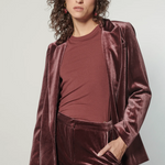 Chaqueta blazer Zulmi de color burdeos, estilo elegante y moderno, diseñada por O-2025-903, vista frontal en la imagen.