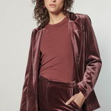 Chaqueta blazer Zulmi de color burdeos, estilo elegante y moderno, diseñada por O-2025-903, vista frontal en la imagen.