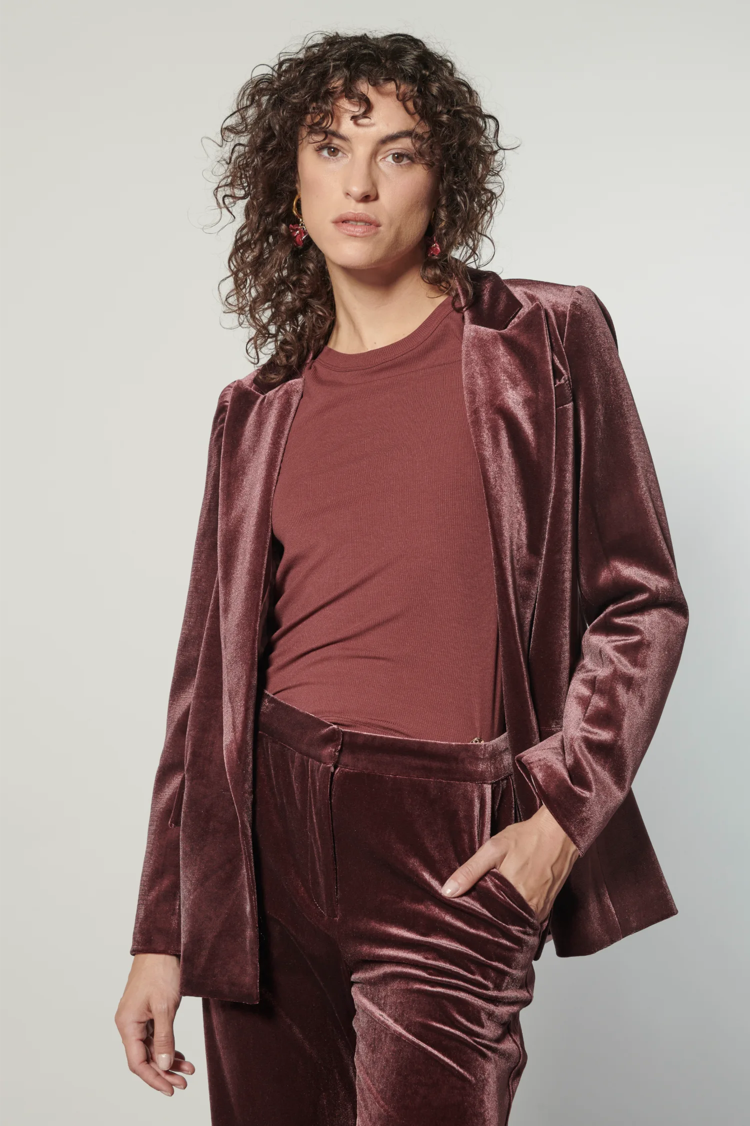 Chaqueta blazer Zulmi de color burdeos, estilo elegante y moderno, diseñada por O-2025-903, vista frontal en la imagen.