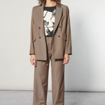 Chaqueta Monique de la marca O-2025-905, abrigo elegante con cierre y bolsillos, ideal para el invierno.