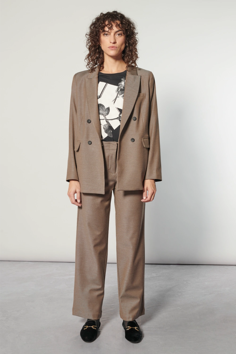 Chaqueta Monique de la marca O-2025-905, abrigo elegante con cierre y bolsillos, ideal para el invierno.