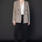 Chaqueta Monique beige de la marca O-2025-905, abrigo elegante con cierre y bolsillos, vista frontal.