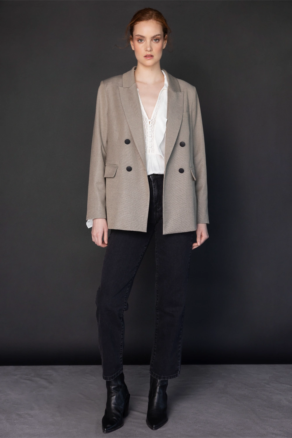 Chaqueta Monique beige de la marca O-2025-905, abrigo elegante con cierre y bolsillos, vista frontal.
