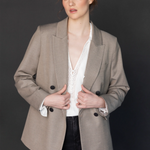 Chaqueta Monique de color beige, abrigo de la marca O-2025-905, con diseño elegante y cierre frontal.