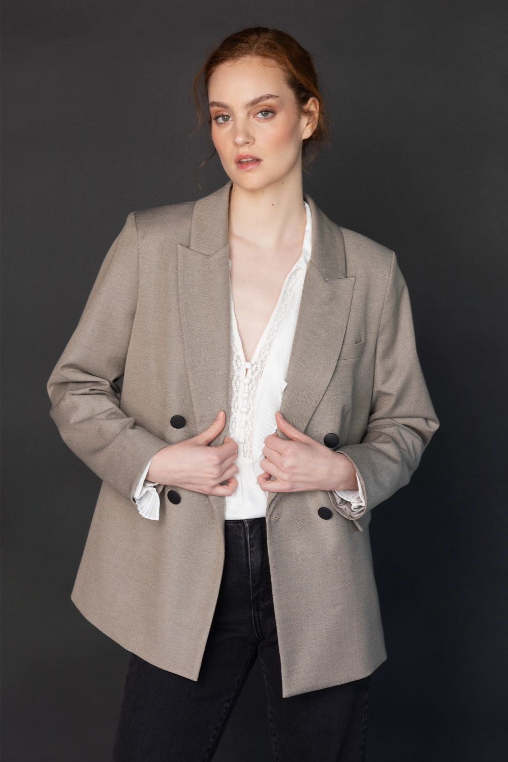 Chaqueta Monique de color beige, abrigo de la marca O-2025-905, con diseño elegante y cierre frontal.