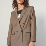 Chaqueta Monique de la marca O-2025-905 en color negro, con cierre frontal y cuello alto, ideal para abrigo y estilo casual.