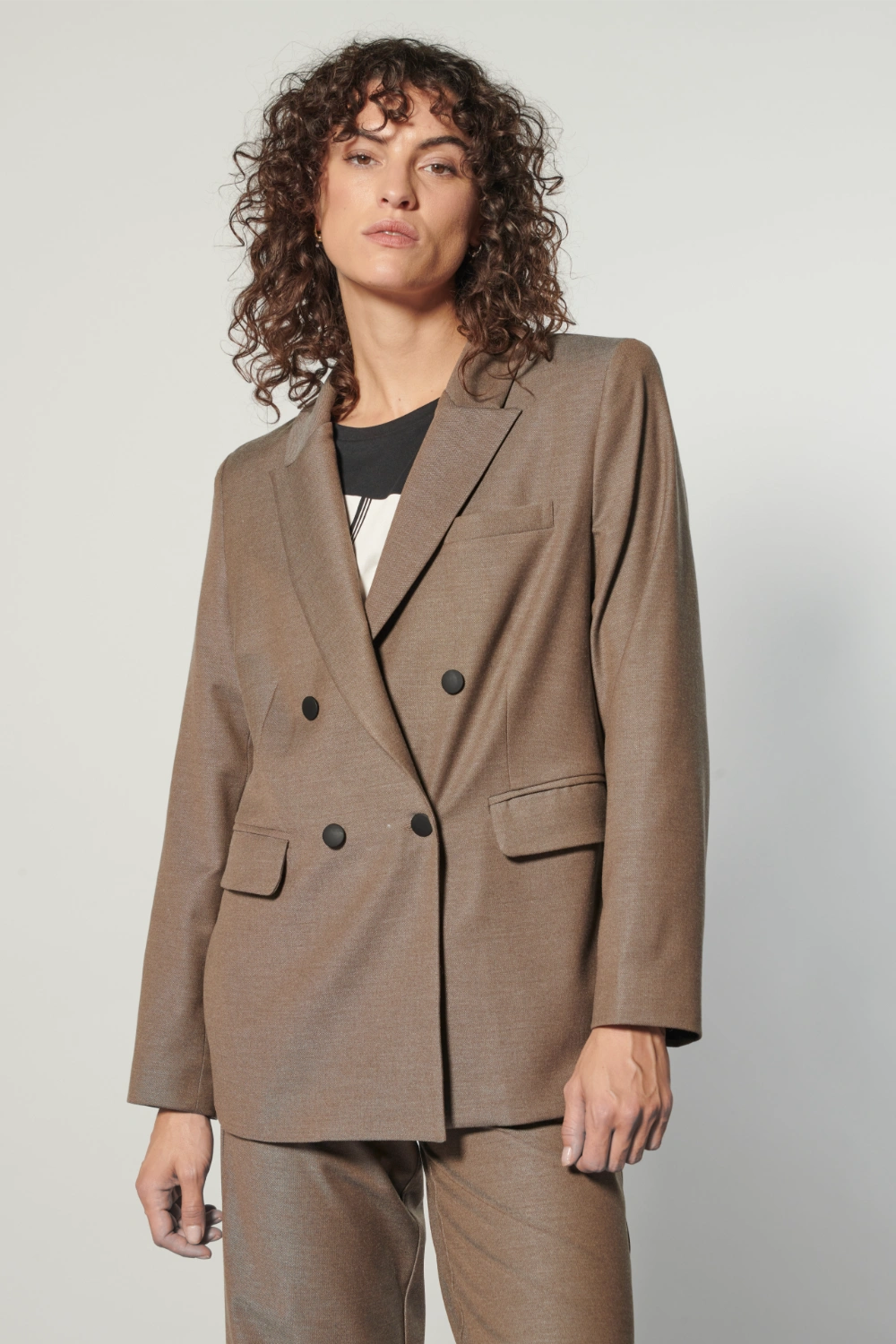 Chaqueta Monique de la marca O-2025-905 en color negro, con cierre frontal y cuello alto, ideal para abrigo y estilo casual.