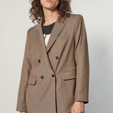 Chaqueta Monique de la marca O-2025-905 en color negro, con cierre frontal y cuello alto, ideal para abrigo y estilo casual.