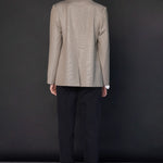 Chaqueta Monique de color beige, abrigo de moda de la marca O-2025-905, vista frontal en imagen clara.