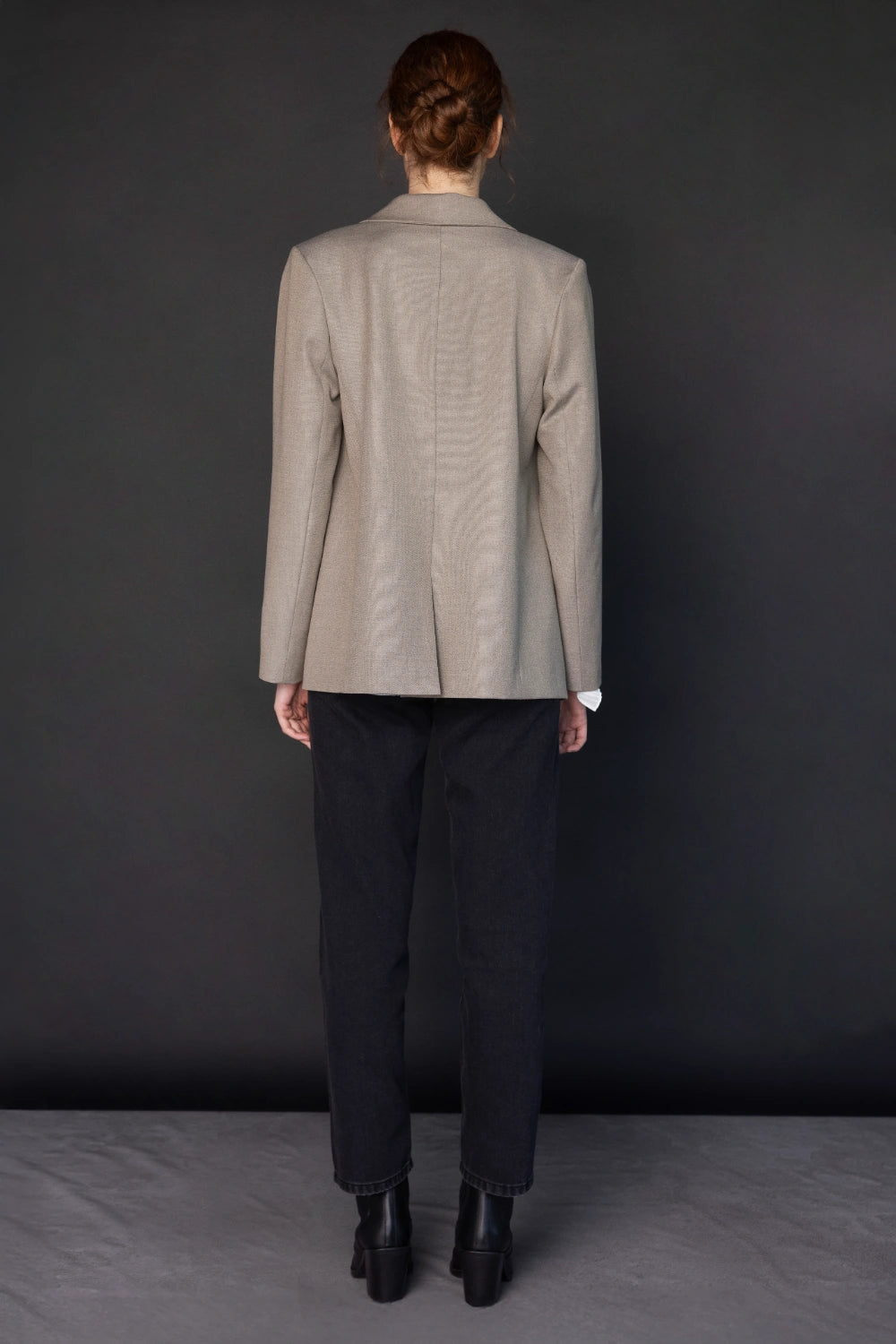 Chaqueta Monique de color beige, abrigo de moda de la marca O-2025-905, vista frontal en imagen clara.