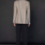 Chaqueta Monique de color beige, abrigo de moda de la marca O-2025-905, vista frontal en imagen clara.