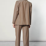Chaqueta Monique de la marca O-2025-905, abrigo elegante con diseño moderno, visible en la imagen con cierre y cuello alto.