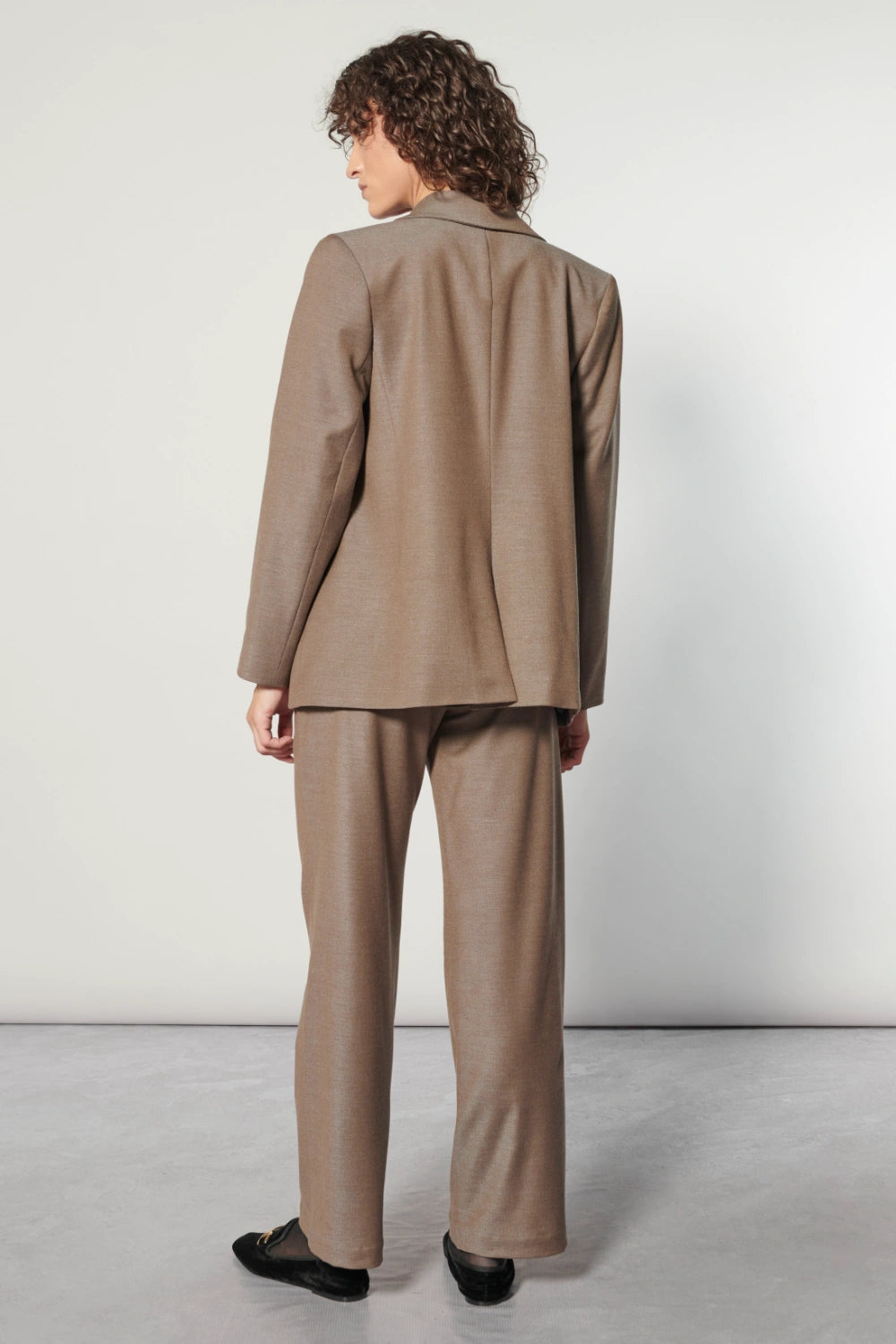 Chaqueta Monique de la marca O-2025-905, abrigo elegante con diseño moderno, visible en la imagen con cierre y cuello alto.