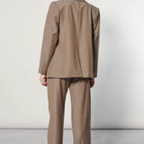 Chaqueta Monique de la marca O-2025-905, abrigo elegante con diseño moderno, visible en la imagen con cierre y cuello alto.