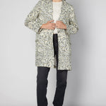 Chaqueta Alba de la marca P-2026-910 en color gris, con cierre frontal y cuello alto, mostrada en la imagen.