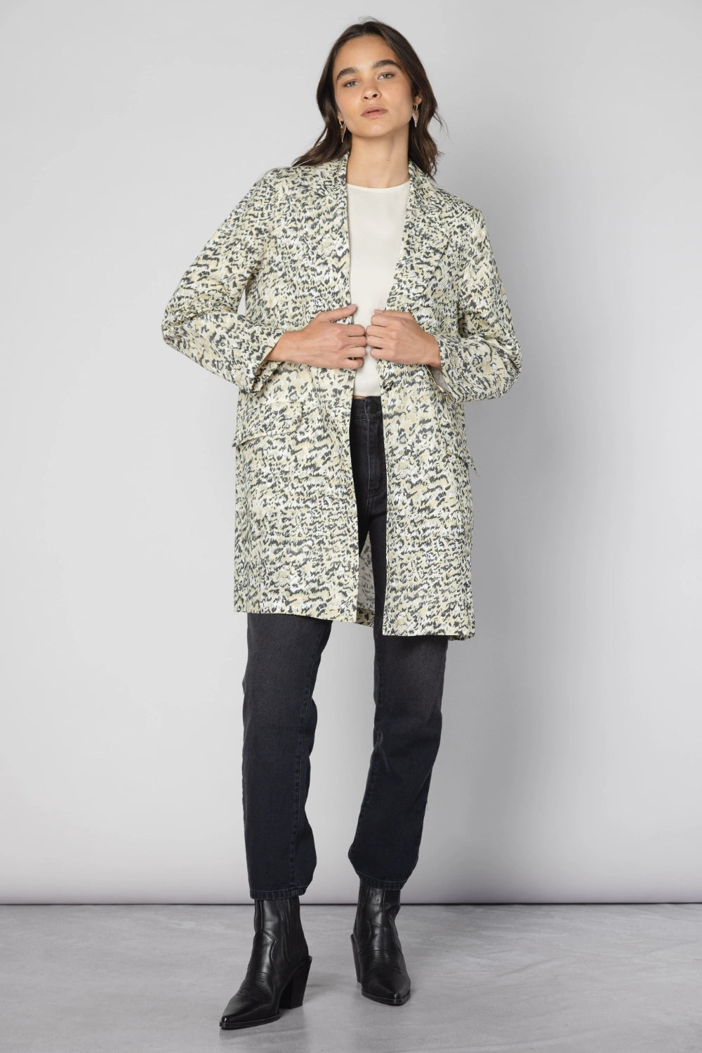 Chaqueta Alba de la marca P-2026-910 en color gris, con cierre frontal y cuello alto, mostrada en la imagen.