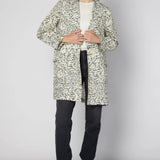 Chaqueta Alba de la marca P-2026-910 en color gris, con cierre frontal y cuello alto, mostrada en la imagen.