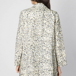Chaqueta Alba de la marca P-2026-910 en color gris con capucha y bolsillos frontales, vista frontal en imagen n.º O-2025-915_4.webp