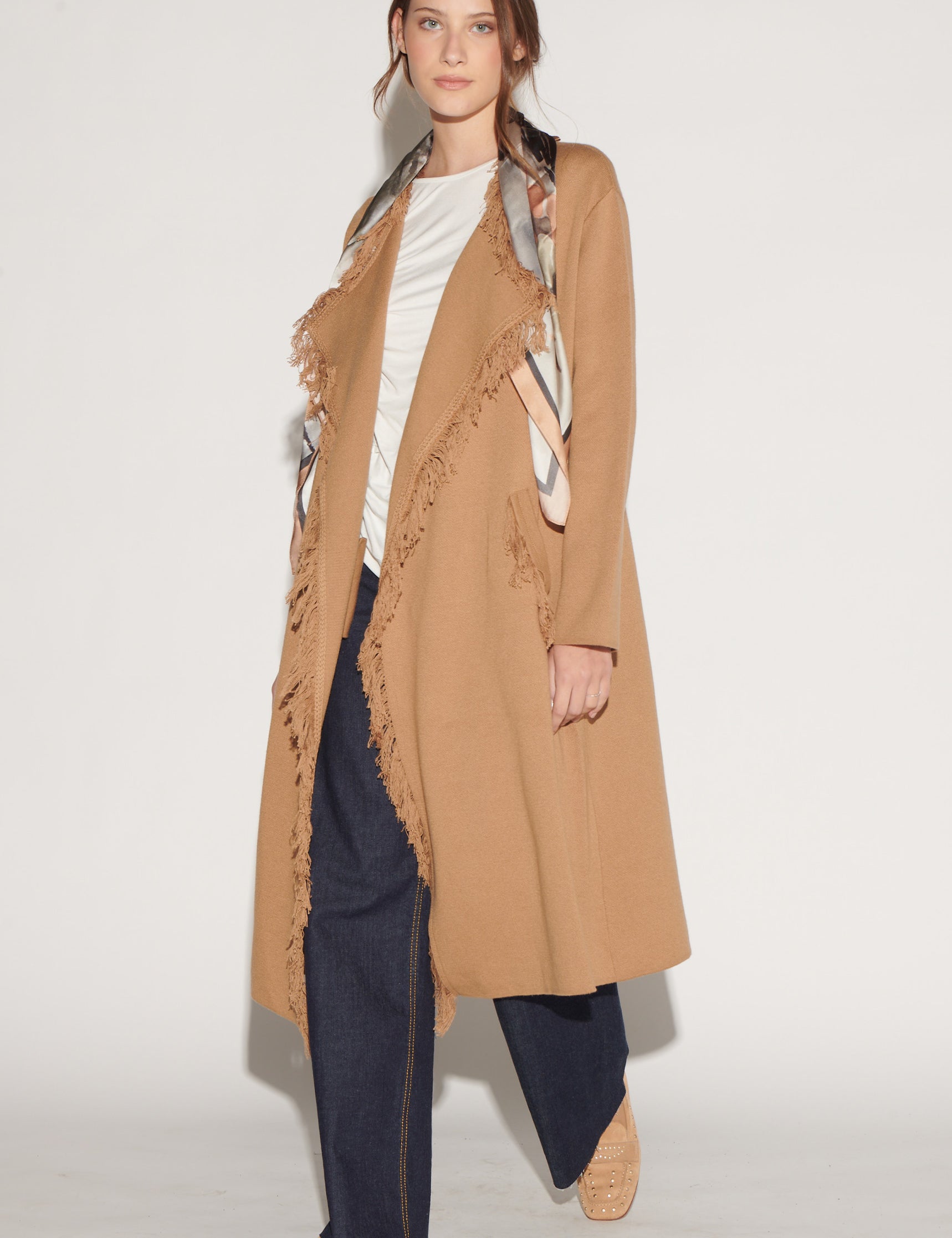 Chaqueta cardigan Camille Camel de la marca O-2026-02, abrigadora y moderna en tono camel, vista frontal en la imagen.