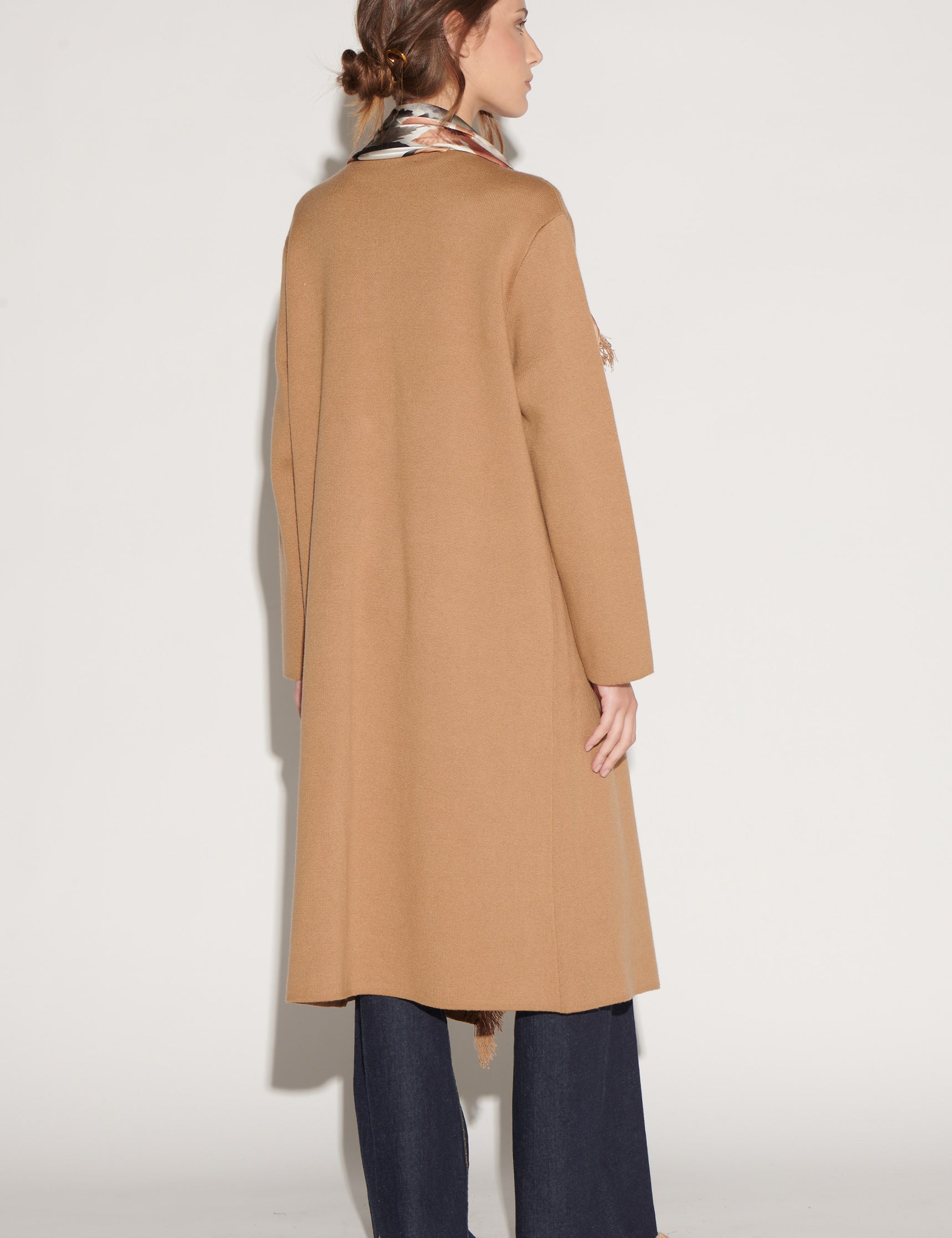 Chaqueta tipo cardigan Camille Camel de la marca O-2026-02, de abrigo suave y cómodo en color camel.