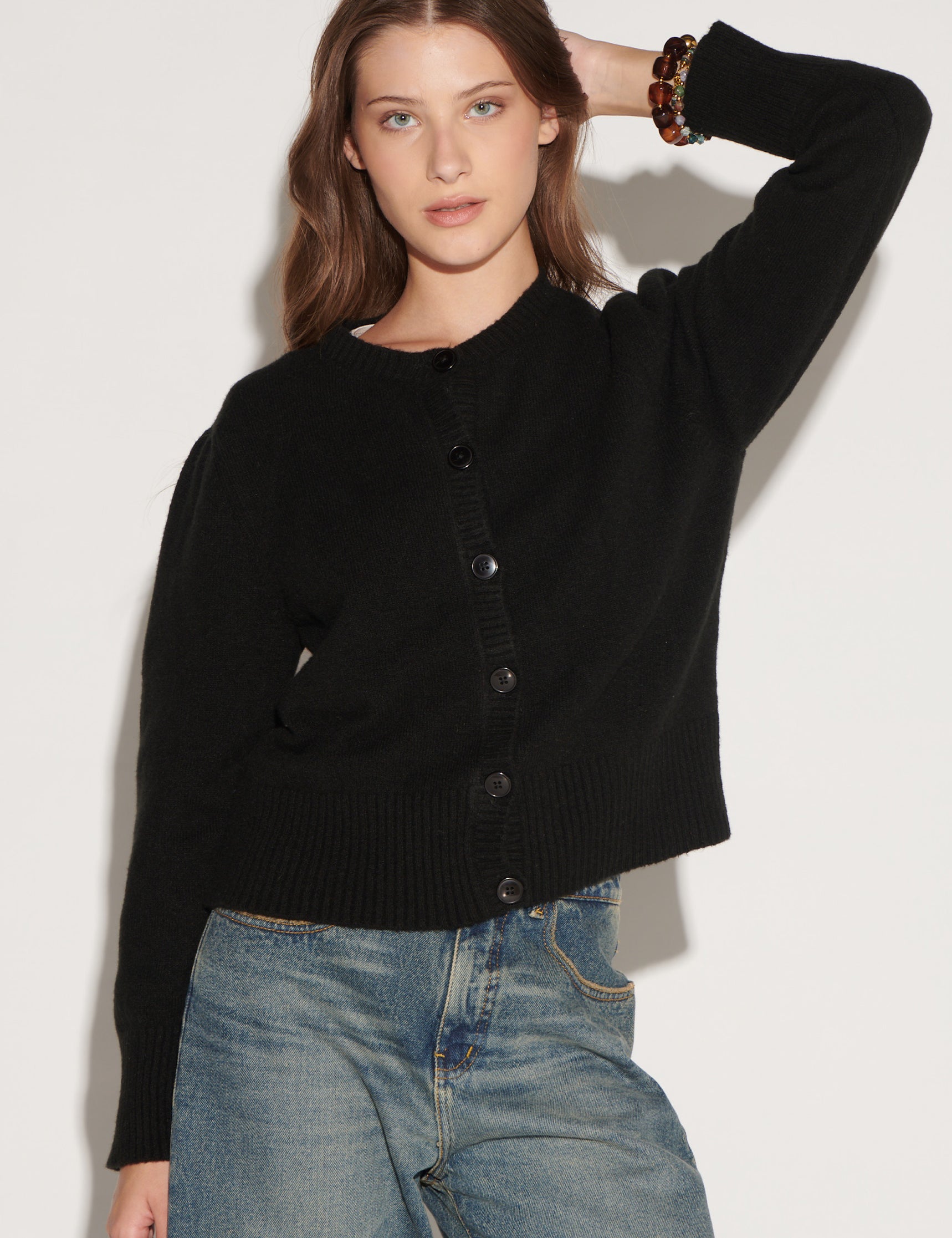 Chaqueta cardigan negra Chloe de la marca O-2026-03, abrigadora y moderna, con detalles de tejido suave y corte elegante.