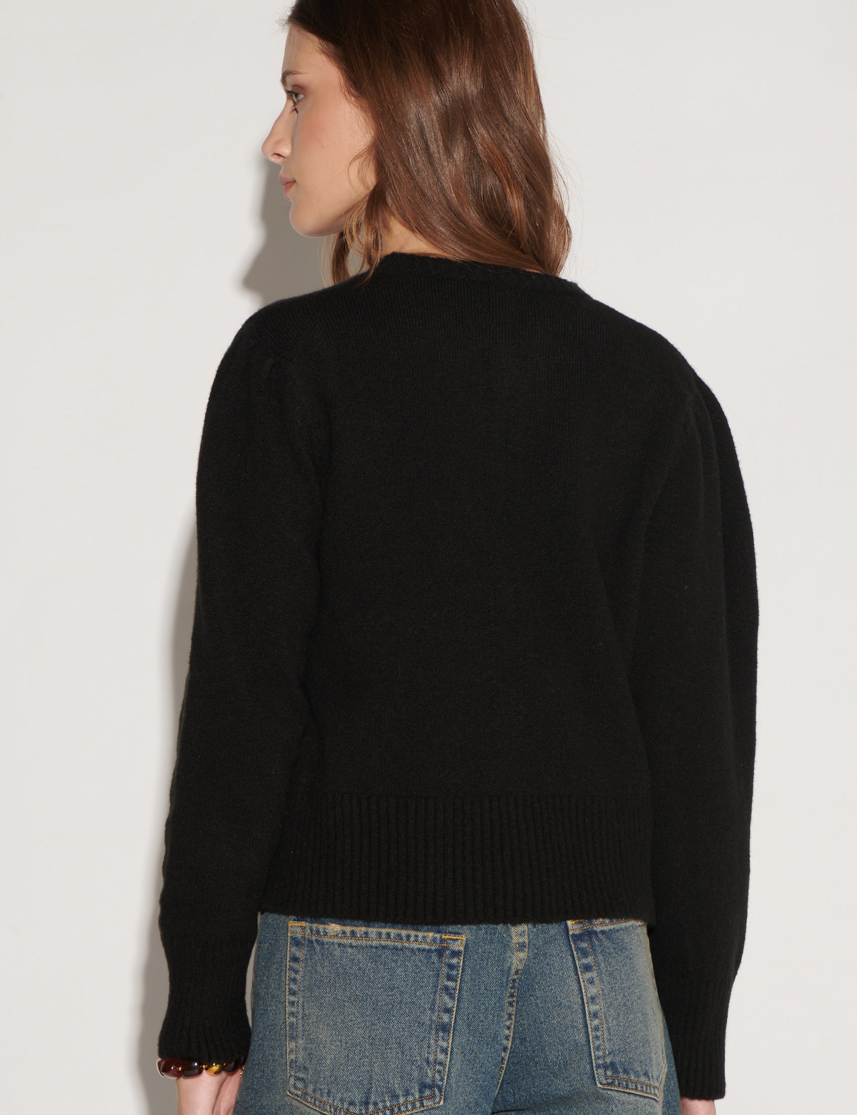 Chaqueta cardigan negra Chloe de la marca O-2026-03, abrigo de estilo elegante y cómodo, con detalles en tejido suave.