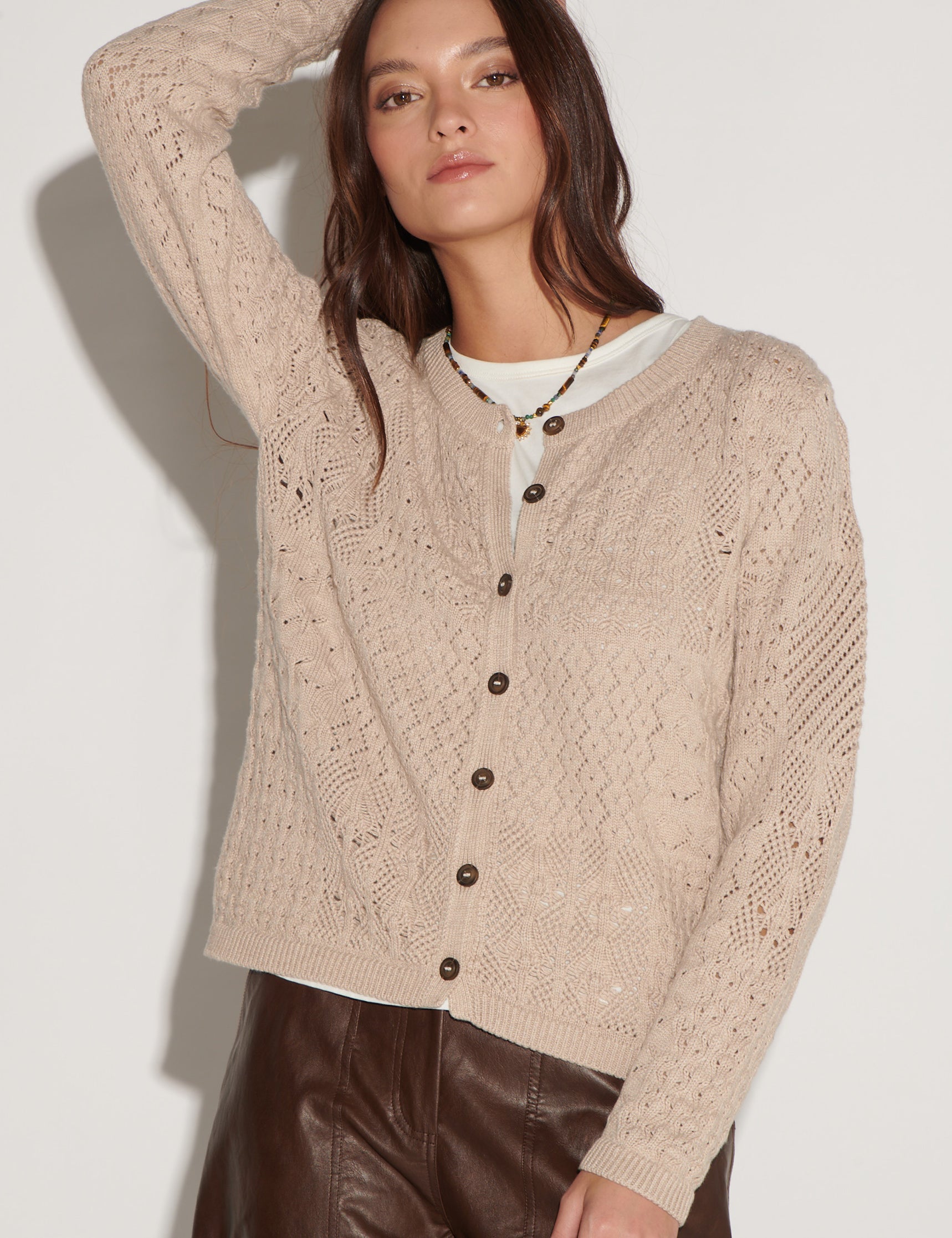 Suéter cardigan beige Oliva de la marca O-2026-04, abrigo de tejido suave y cómodo para mujer.