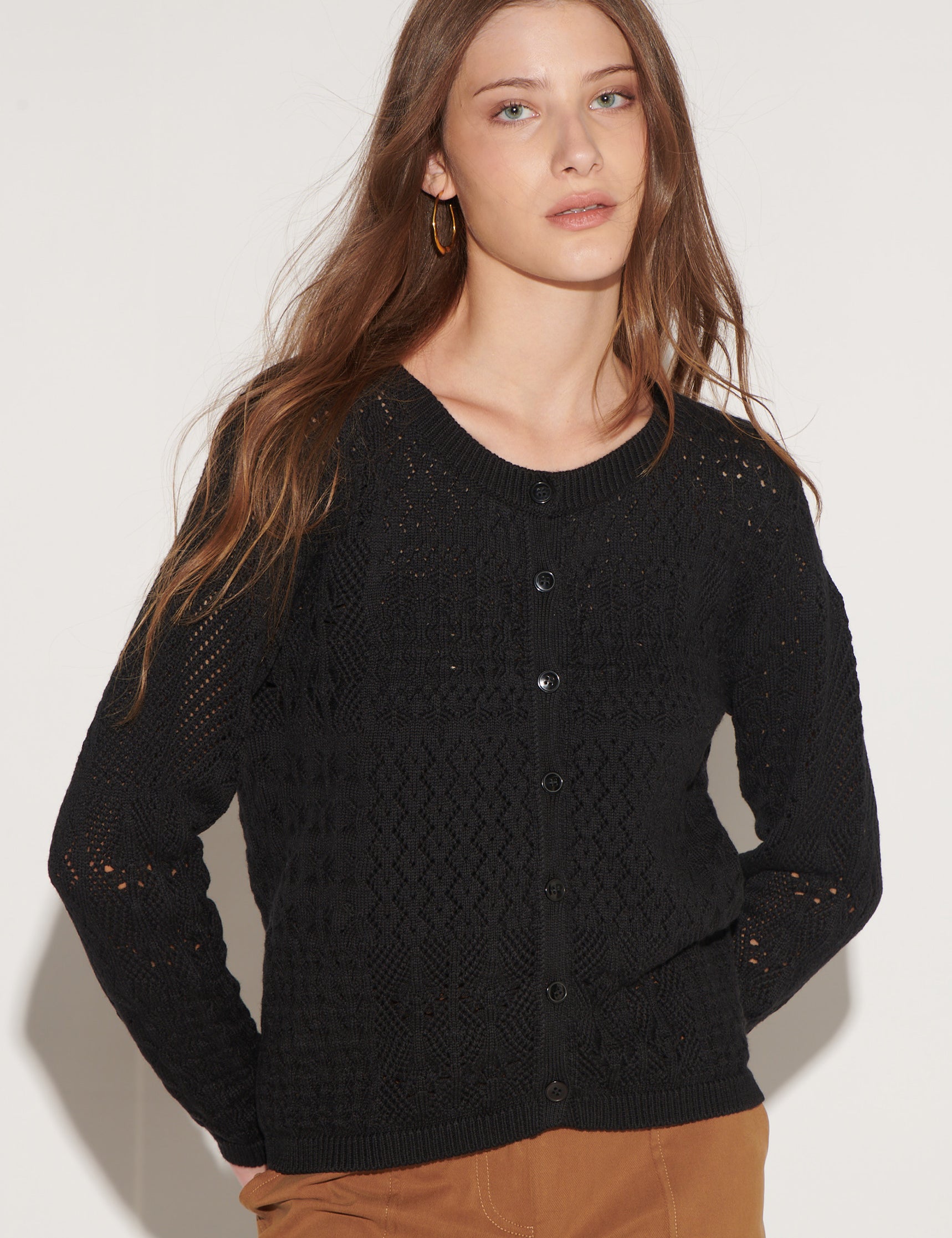 Cardigan Oliva Black de la marca O-2026-04, abrigo de punto negro con cuello y manga larga.