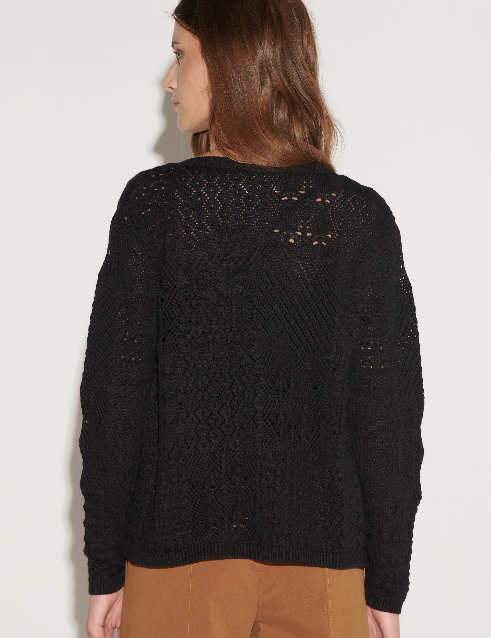 Cardigan Oliva Black de la marca O-2026-04, abrigo de punto negro con cuello y mangas largas, estilo casual y cómodo.