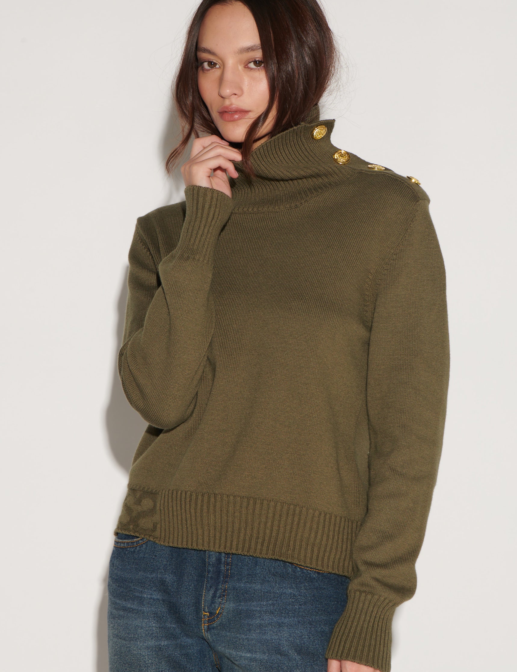 Suéter Soiree Oliva de la marca O-2026-05 en tejido verde, con un diseño elegante y cómodo.