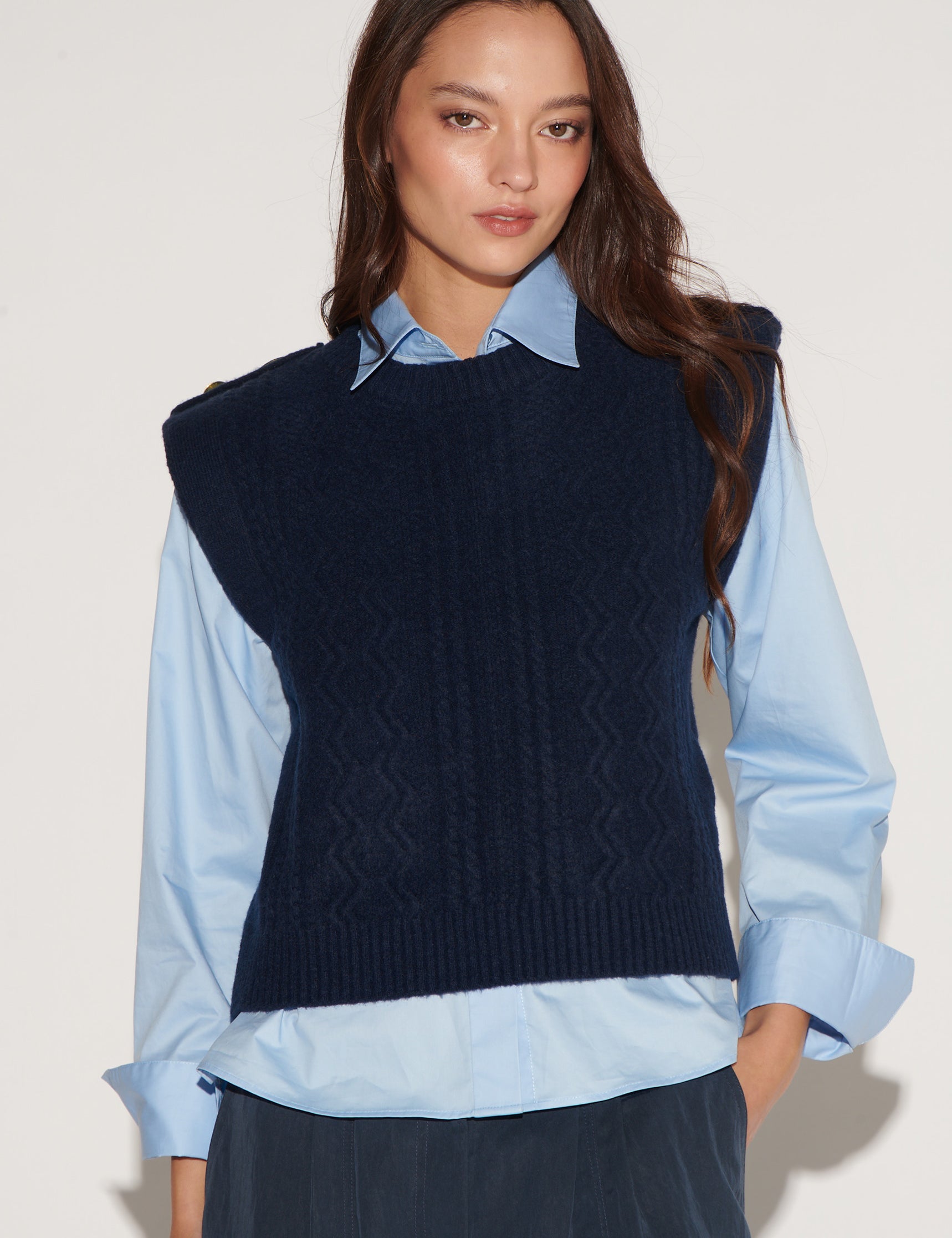Chaleco Paris Blue de la marca O-2026-11 en tejido azul, mostrando su diseño y textura en una imagen clara.
