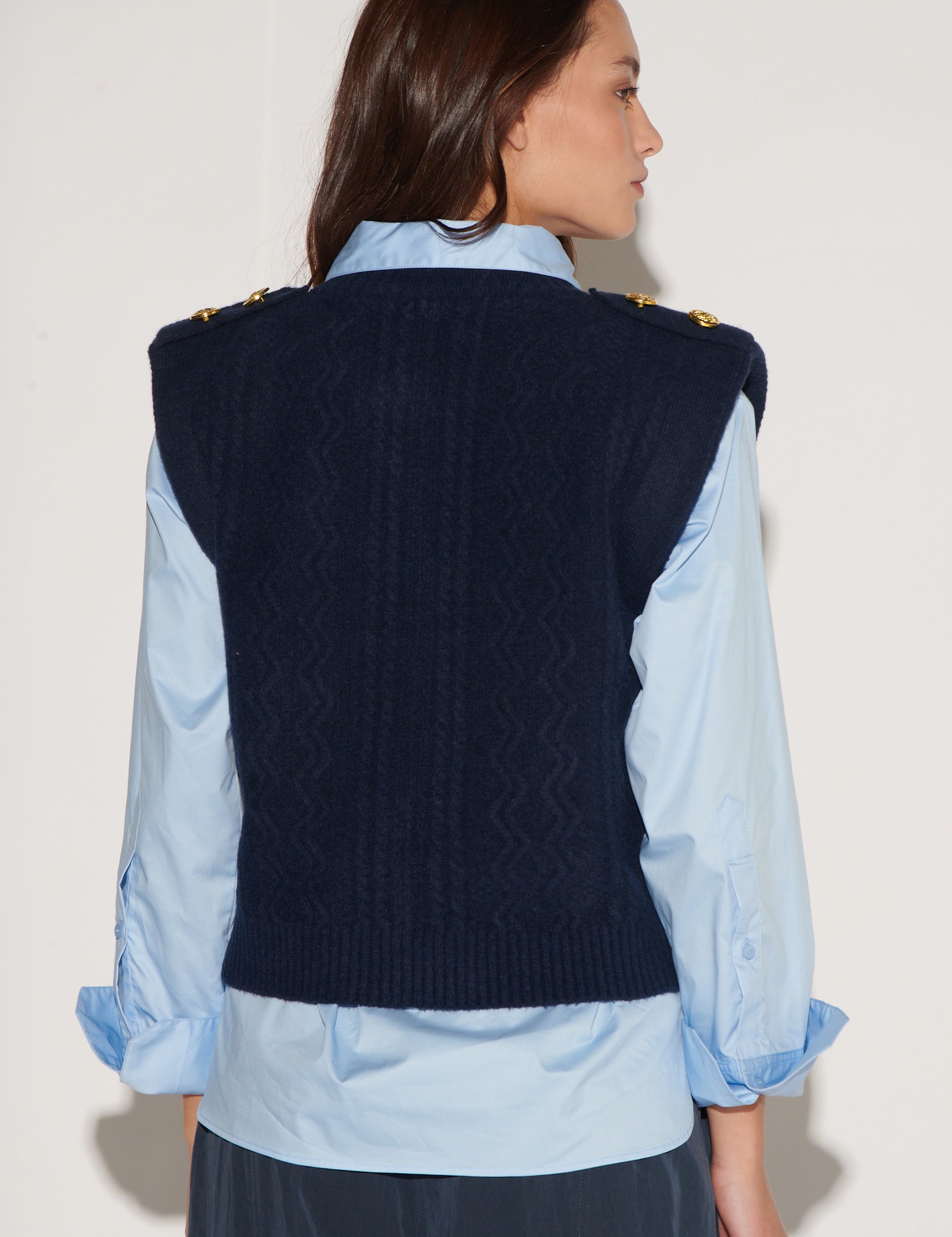 Chaleco Paris Blue de la marca O-2026-11, tejido azul con diseño elegante, visible en la imagen.