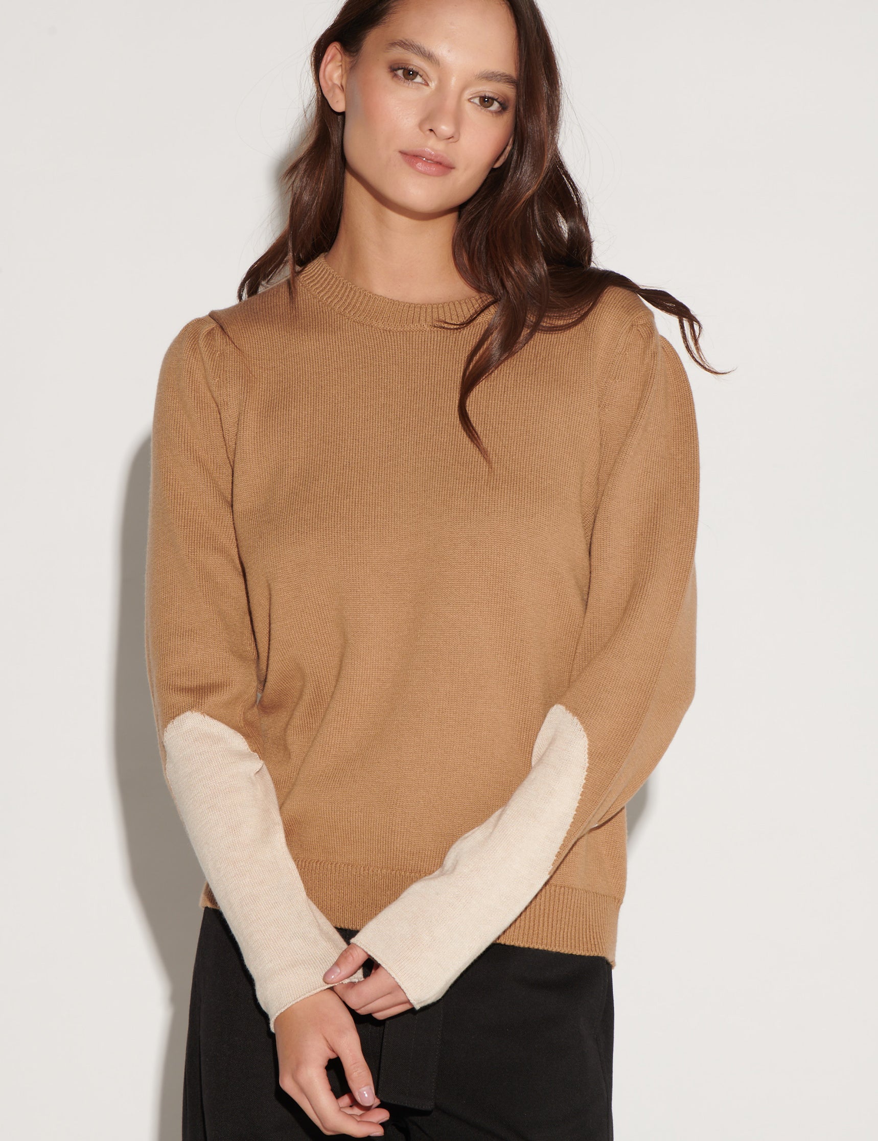 Suéter Luna Camel de tejidos de la marca O-2026-12, en color marrón claro, con estilo cómodo y moderno.