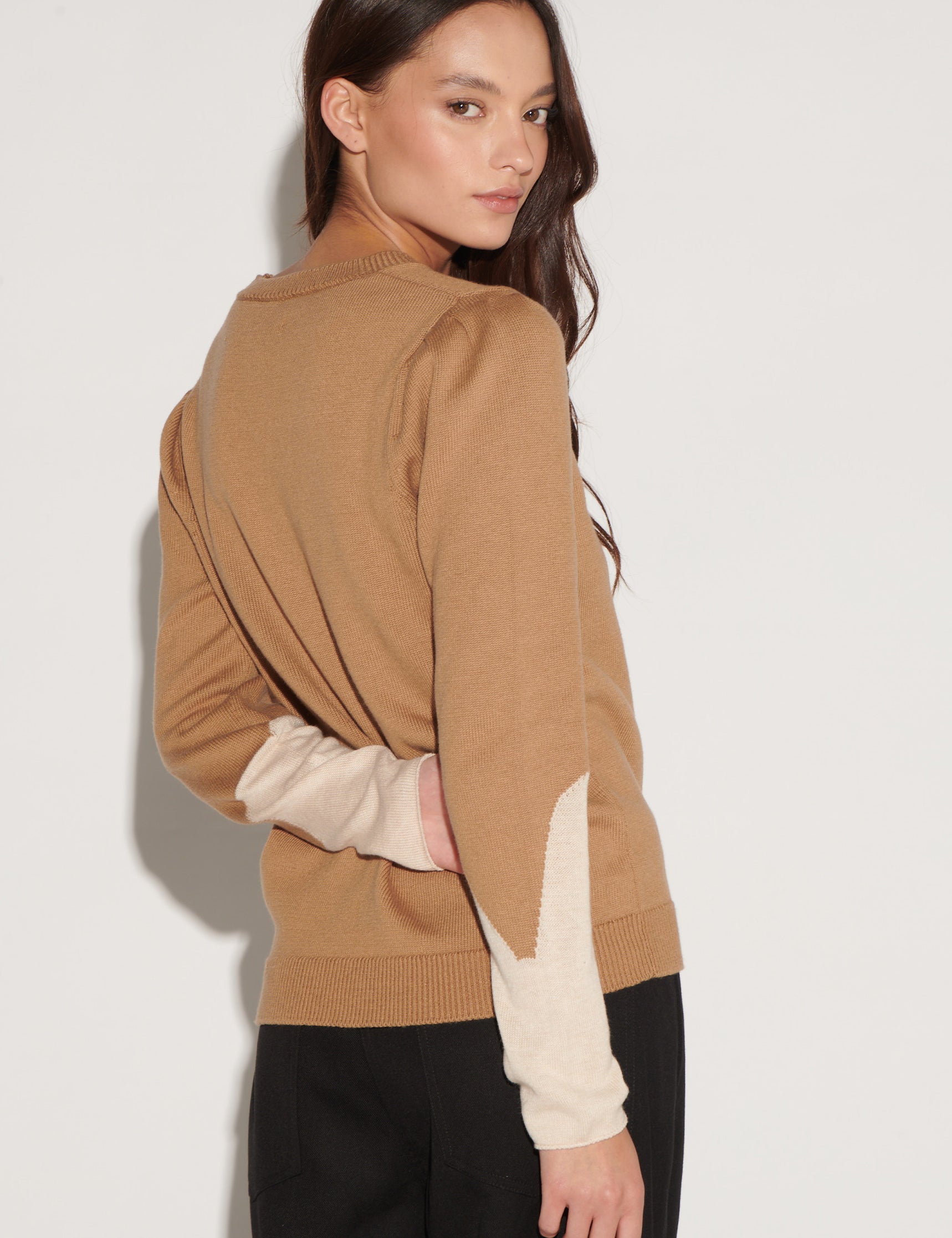 Suéter Luna Camel de la marca O-2026-12, tejido suave en color marrón camel, con cuello redondo y diseño cómodo.
