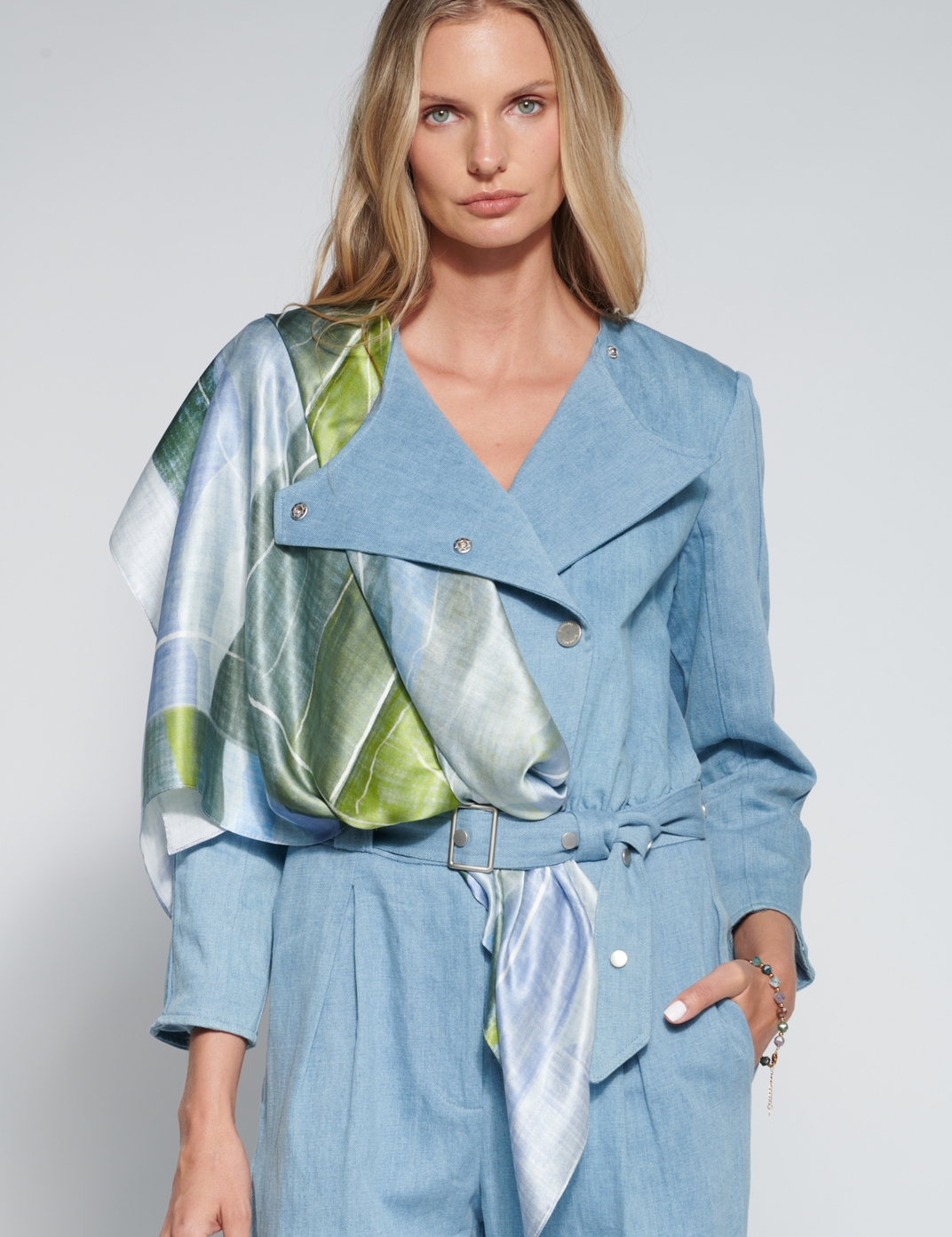 Enterito Sierra de la marca O-2026-200, vestido de niña con diseño cómodo y colorido, perfecto para ocasiones especiales.