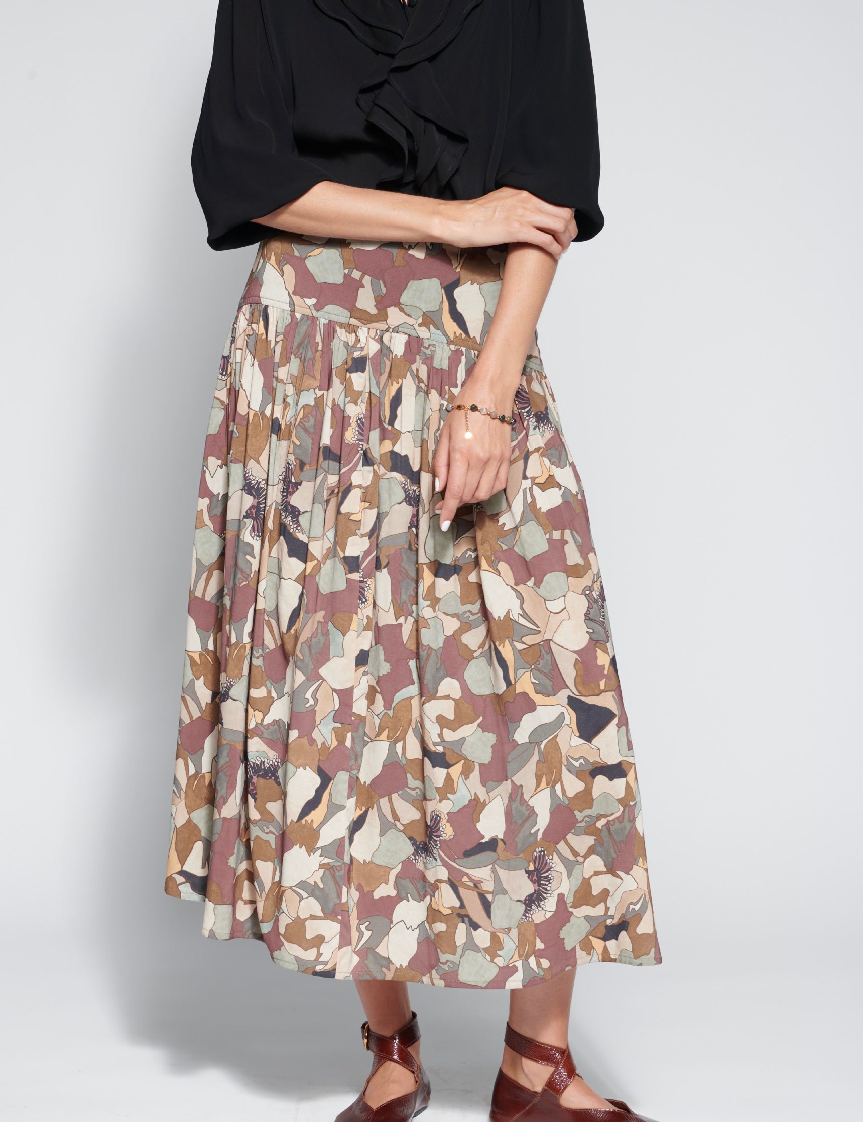 Falda Muse de la marca O-2026-404, con diseño elegante y moderno, mostrando la tela y el corte en la imagen.