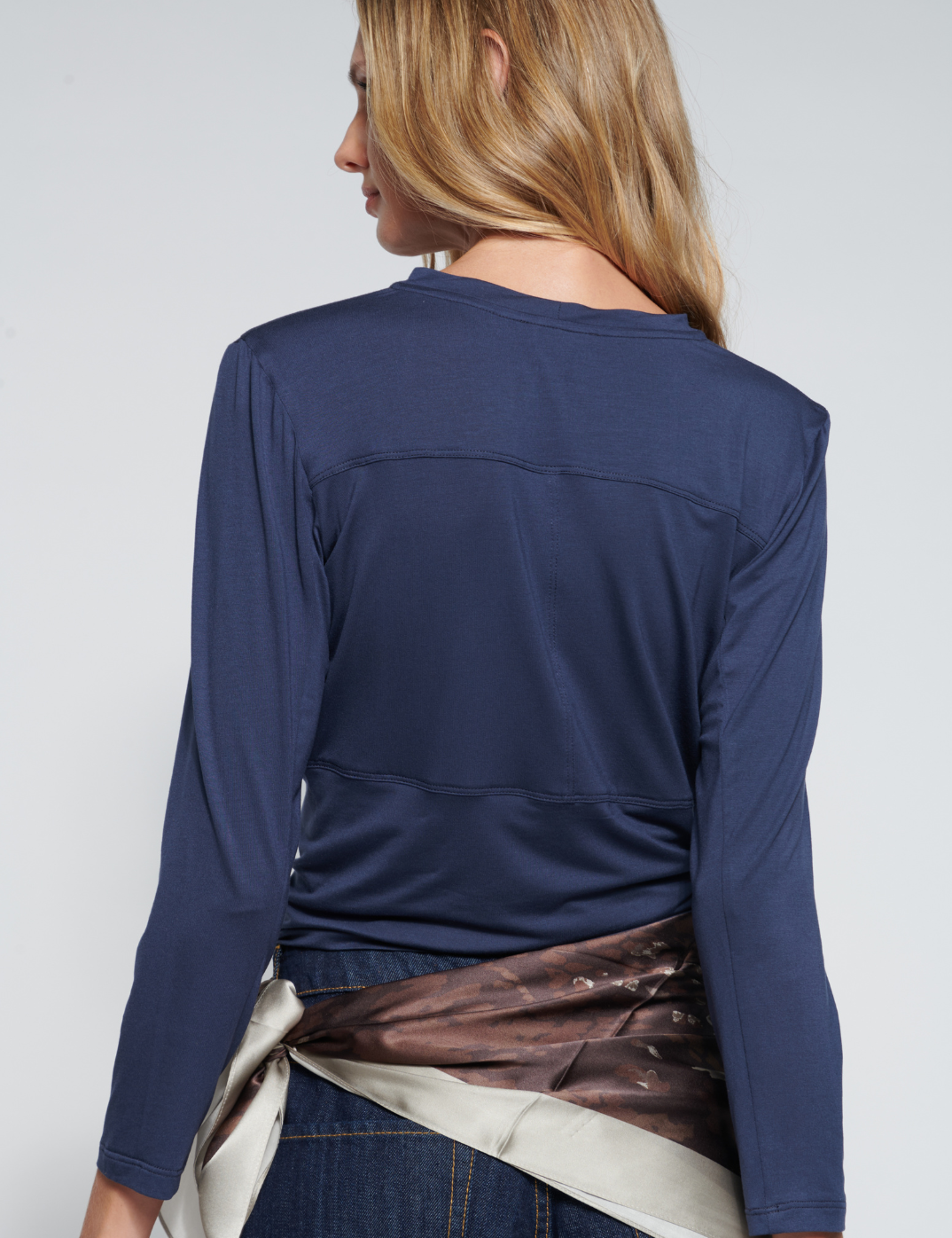 Polera azul Charm Blue de la marca O-2026-501, blusa casual de manga larga con cuello redondo y diseño sencillo.