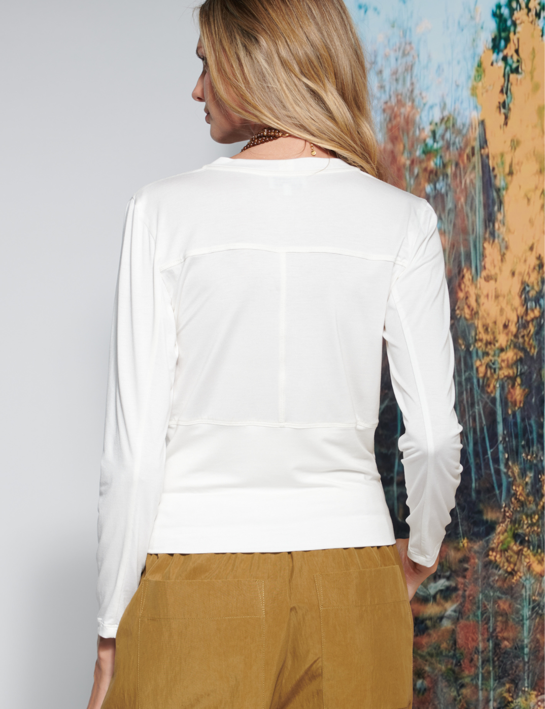Polera Charm blanca de la marca O-2026-501, blusa casual de color crudo con diseño simple y cómodo para mujer.