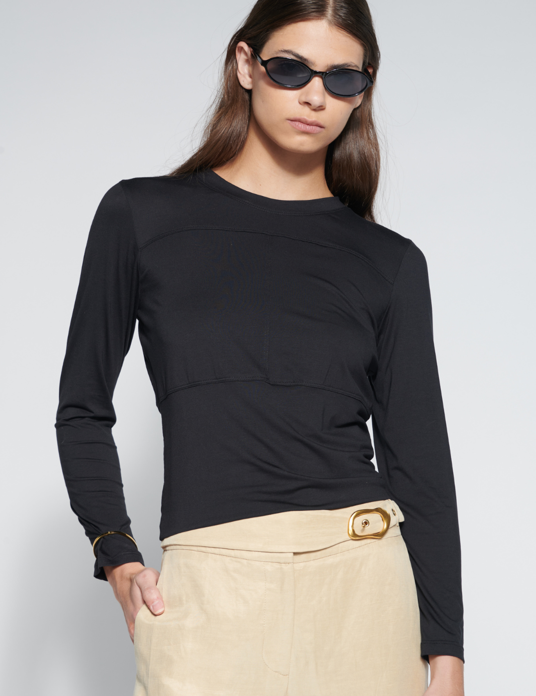 Polera Charm negra de la marca O-2026-501, blusa de manga larga y estilo casual, vista frontal sobre fondo blanco.