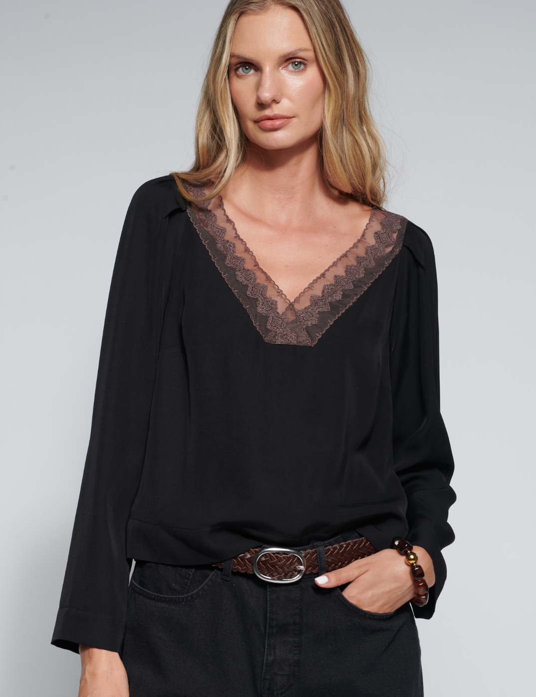 Blusa negra Eva de la colección Blusas y Poleras, estilo elegante y cómodo, de la marca EI-2026-607.