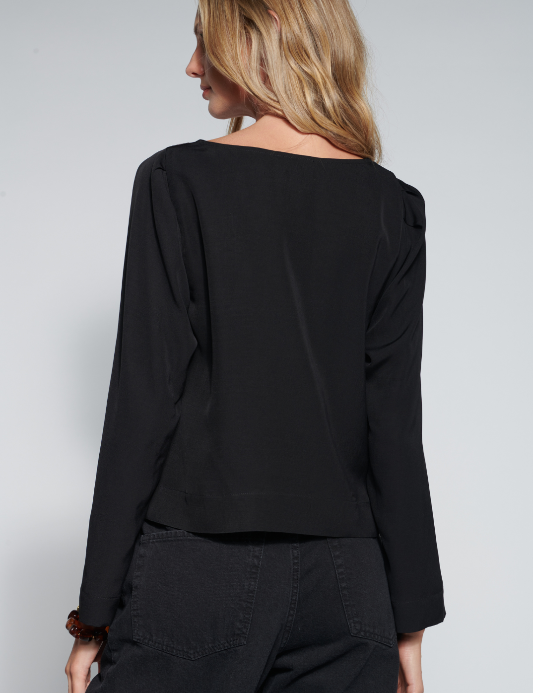 Blusa Eva negra de la marca EI-2026-607, de las categorías blusas y poleras, con diseño sencillo y tela suave.