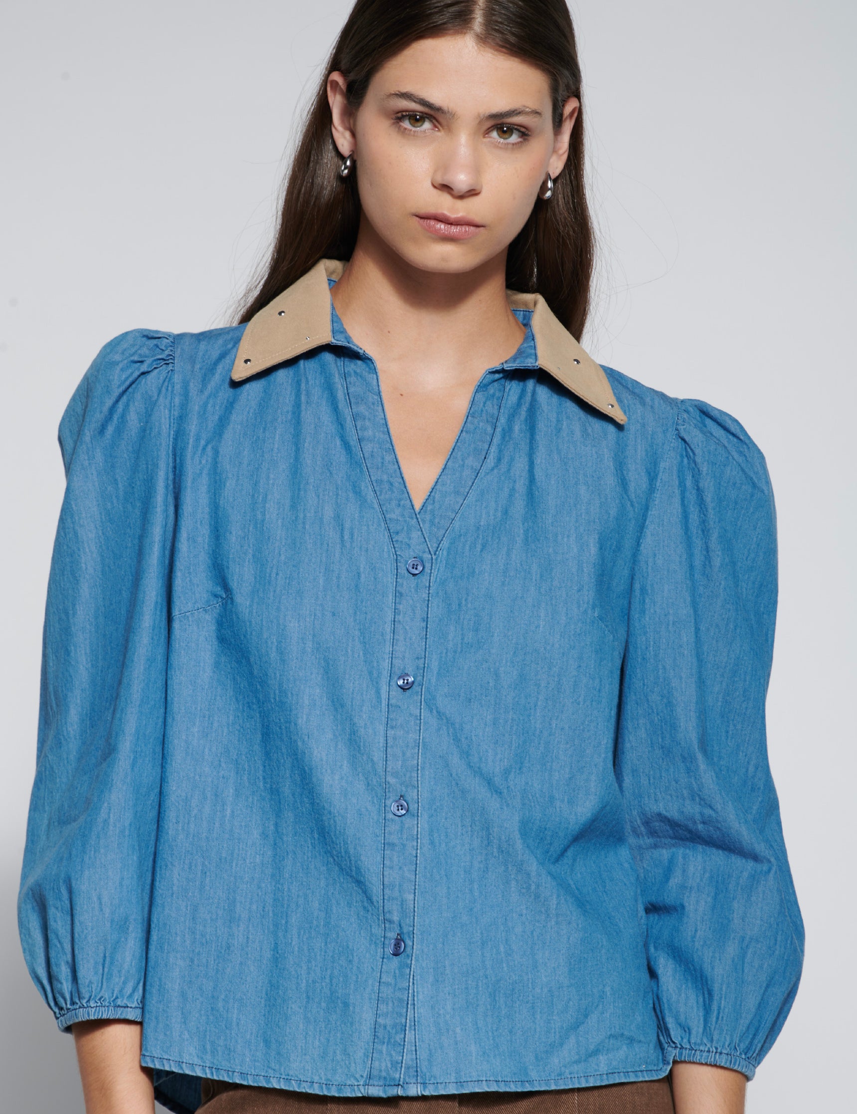 Blusa Brisa de la marca O-2026-600, blusa de manga larga en color azul con cuello redondo y detalles elegantes